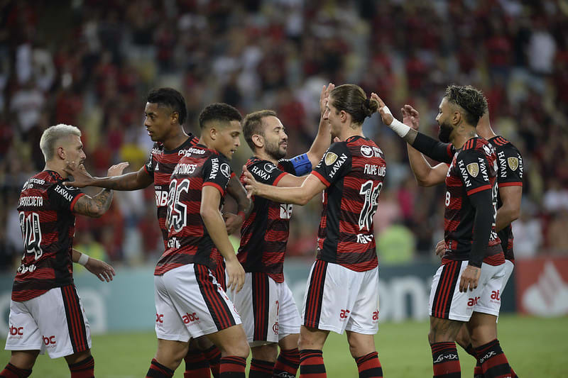 Flamengo se blinda de assédio e tenta aumentar multa de titular cobiçado por europeus