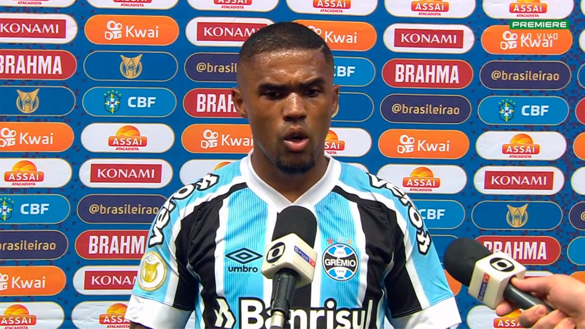 Douglas Costa saiu irritado da concentração e tinha o apoio dos jogadores, diz site