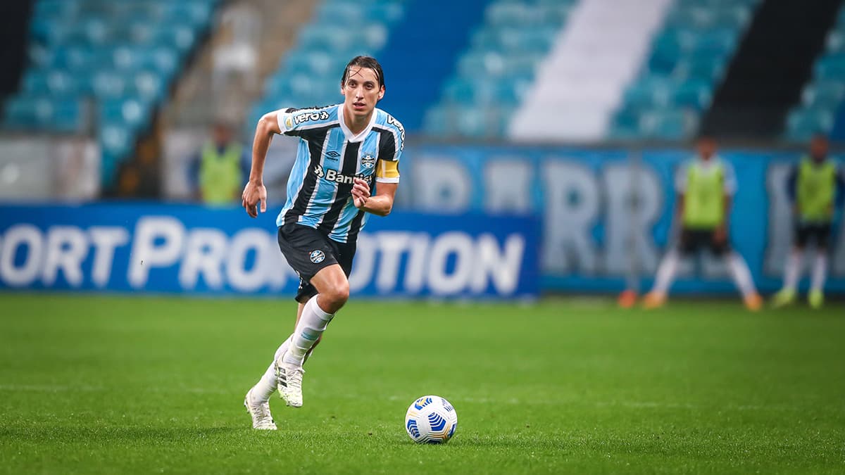 Três jogadores do Grêmio estão pendurados para jogo contra o Fortaleza