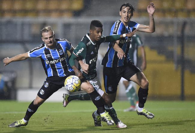 Grêmio falha na bola aérea e leva 4 a 3 do Palmeiras no Pacaembu