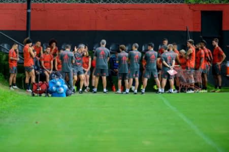 Telão em campo, goleiros integrados e reunião com trio: os impactos iniciais de Paulo Sousa no Flamengo