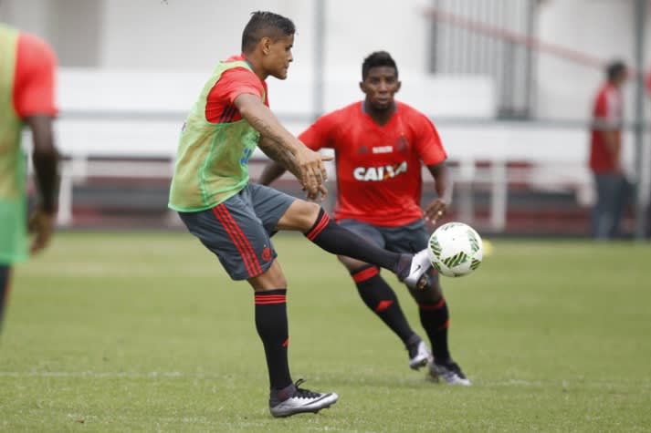 Sem propostas oficiais, Everton, por enquanto, segue no Flamengo