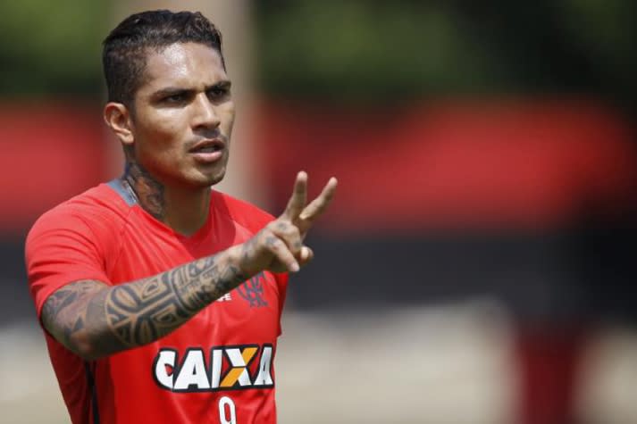 Guerrero sai mancando e será reavaliado no Flamengo