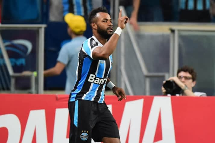 É difícil lembrar de um bom jogo do Fernandinho com a camisa do Grêmio