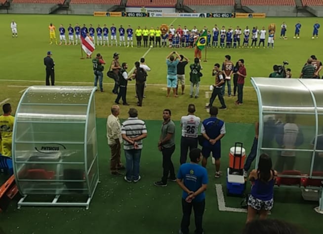 Rejeitadas pelo Fla, crianças entram em campo com equipe de Manaus