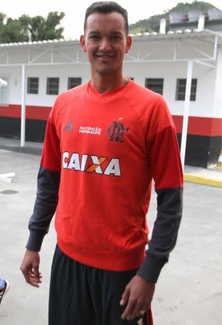 Flamengo confirma acerto com Réver, que assina por um ano com o clube
