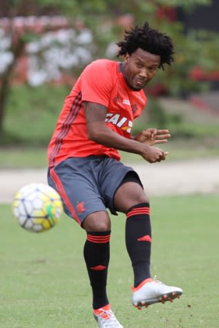 Com zagueiro-artilheiro em campo, Flamengo ganha mais força na bola parada