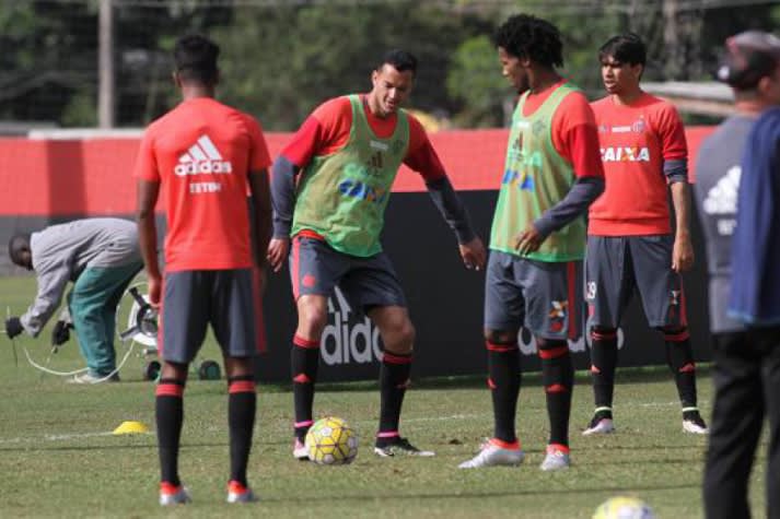 Artilharia aérea: com cheiro de gol, Réver e Vaz mudam a cara da zaga do Flamengo