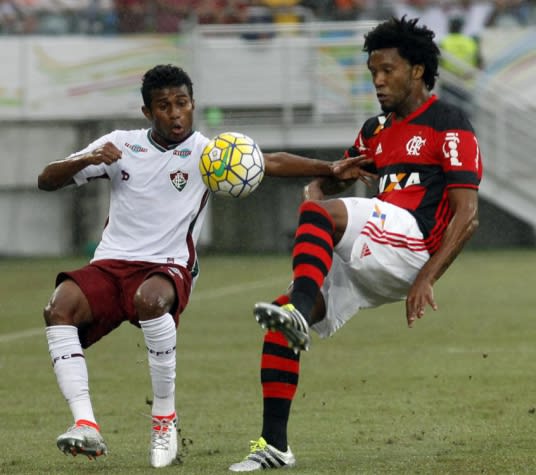 Fluminense aproveita vacilos do Flamengo e vence clássico em Natal