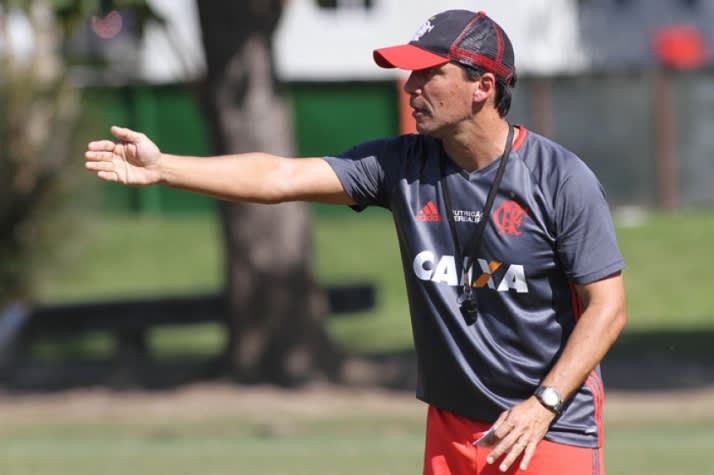 De olho na Chape, Zé Ricardo comanda treino com defesa titular