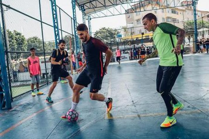 Felipe Vizeu bate bola com garotada em bairro da Zona Norte do Rio