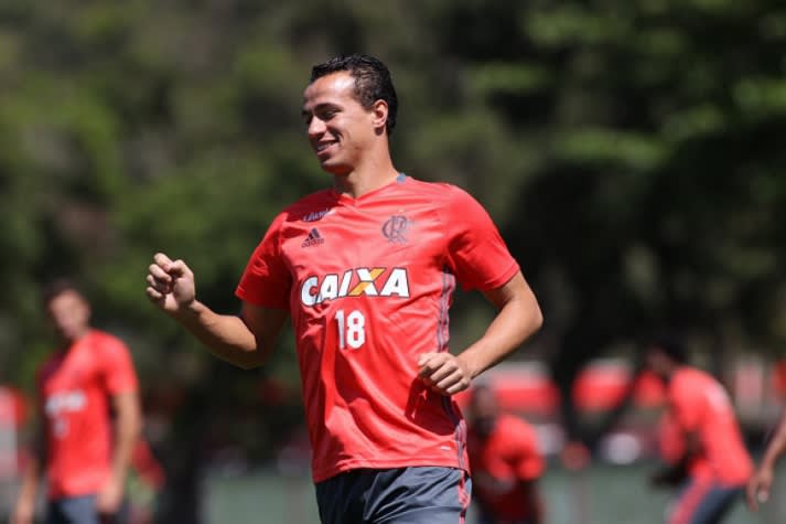 Damião e Donatti voltam a treinar com bola no Flamengo