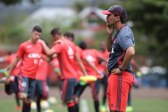 Flamengo volta ao Rio, e Zé Ricardo destaca necessidade de levantar o astral