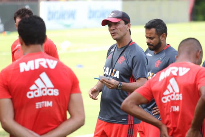 Zé Ricardo comanda treino tático e testa variações no Flamengo