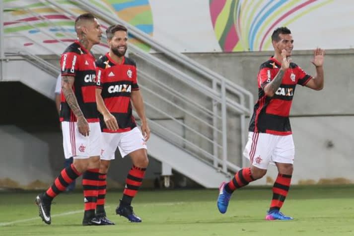 Trauco relembra incômodo ao dividir quarto na concentração do Flamengo com Paolo Guerrero