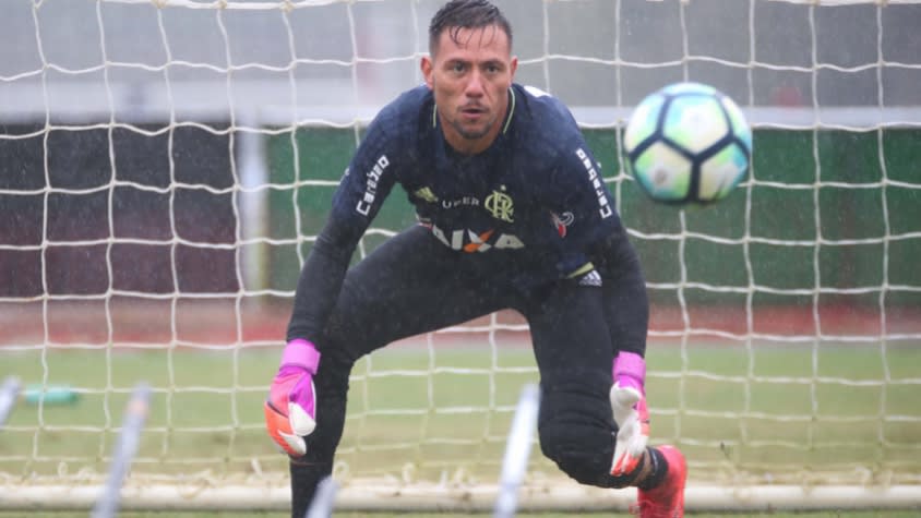 Diego Alves pede que Flamengo melhore em todos os sentidos