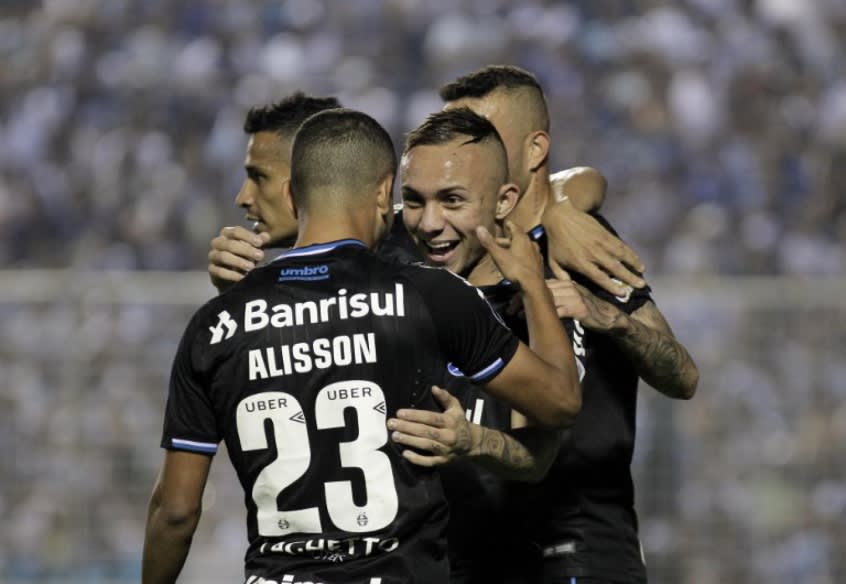 Alisson brilha, Grêmio derrota o Atlético Tucumán e encaminha vaga na semi da Libertadores