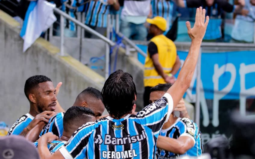 Geromel sai visivelmente abatido com eliminação do Grêmio