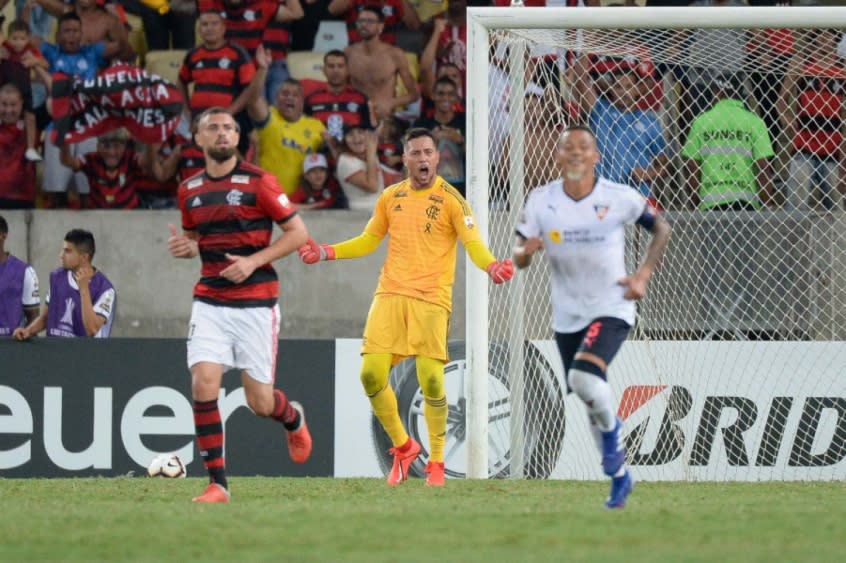 Agora herói, Diego Alves supera afastamento e ganha destaque na Libertadores