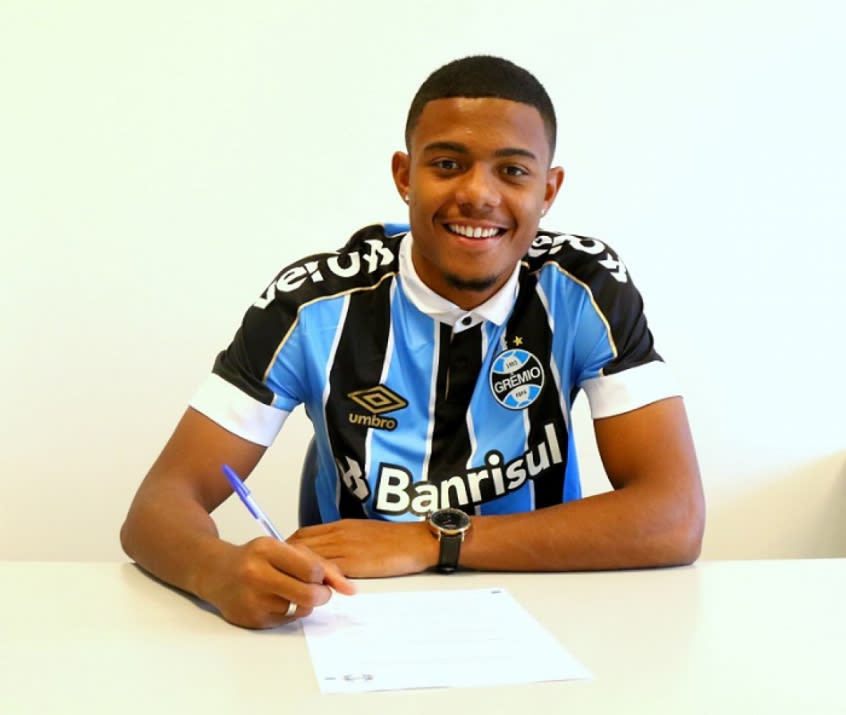 Grêmio renova com lateral do Sub-23 e coloca cláusula de 50 milhões de euros