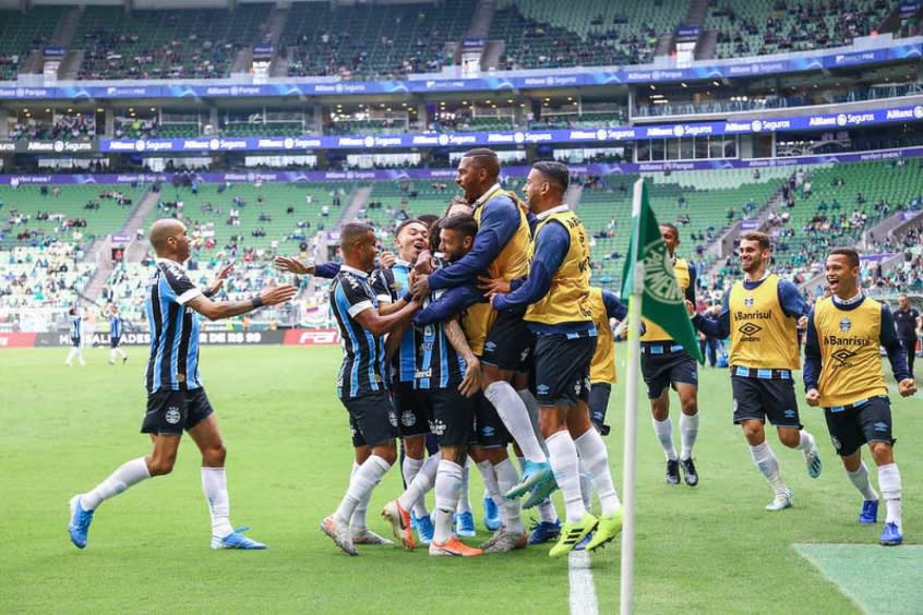 Jogadores comemoram o resultado obtido fora de casa pelo Grêmio