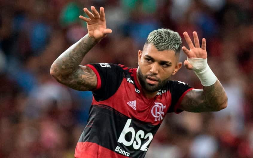 Gabigol curte festa do pijama do BBB e ensaia passinho em frente à TV