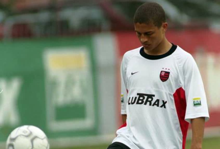 Ídolo de outros gigantes brasileiros detalha passagem pelo Flamengo e diz: Não recebi e saí pagando ainda por cima