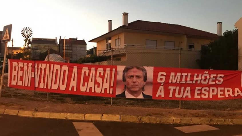 Torcida do Benfica prepara faixa para receber Jorge Jesus