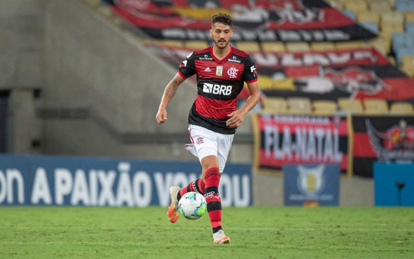 Gustavo Henrique supera críticas no Flamengo e se credencia à vaga de Arão