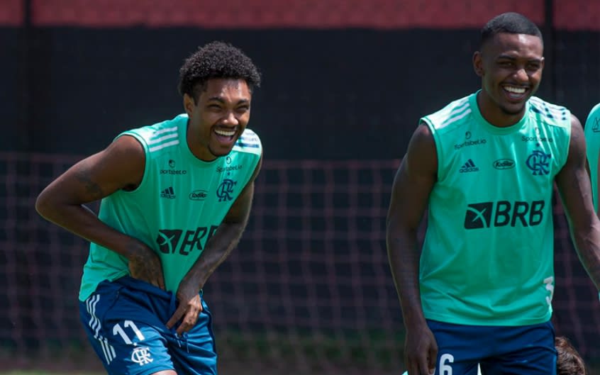 Novo batedor? Vitinho mostra pontaria afiada em treino de falta; assista