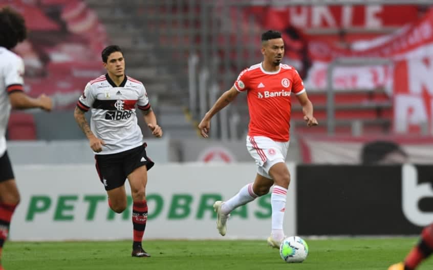 Rivaldo analisa duelo entre Flamengo e Internacional, e aponta equipe gaúcha como favorita