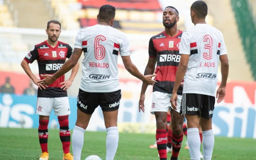 Flamengo sofre com falta de opções no meio em derrota para o São Paulo