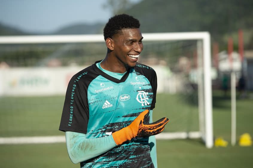 Hugo Souza se prepara para a primeira final pelo Flamengo