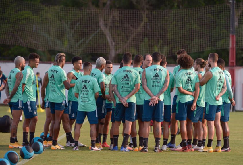 Flamengo terá que driblar turbulência com formação inédita no meio-campo