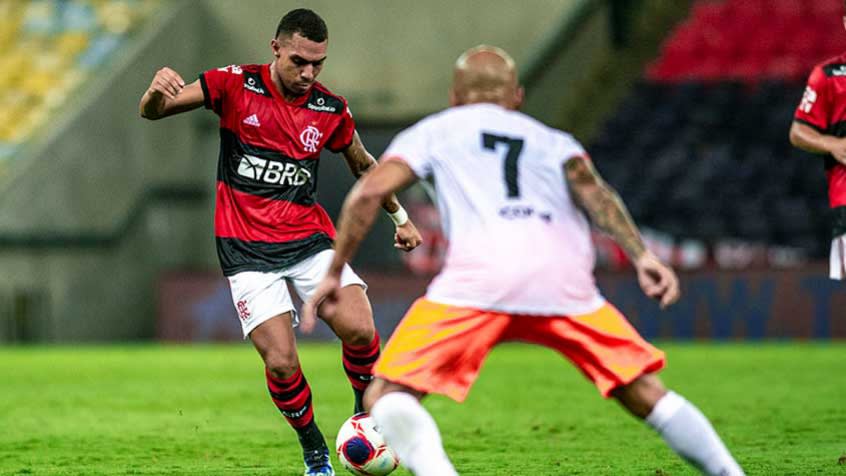 Torcedores do Flamengo comentam transmissão de jogo do Campeonato Carioca na Record