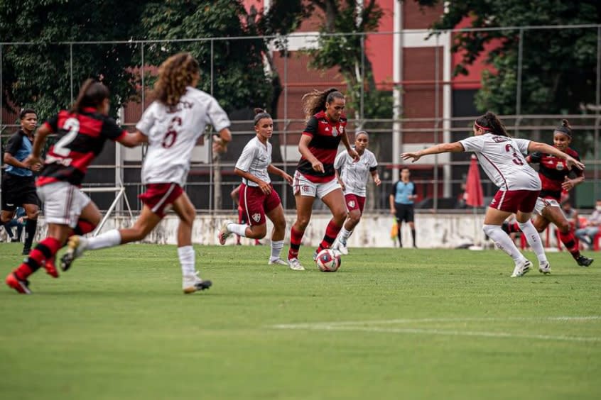 Flamengo é derrotado pelo Fluminense e perde vaga na final do Carioca Feminino