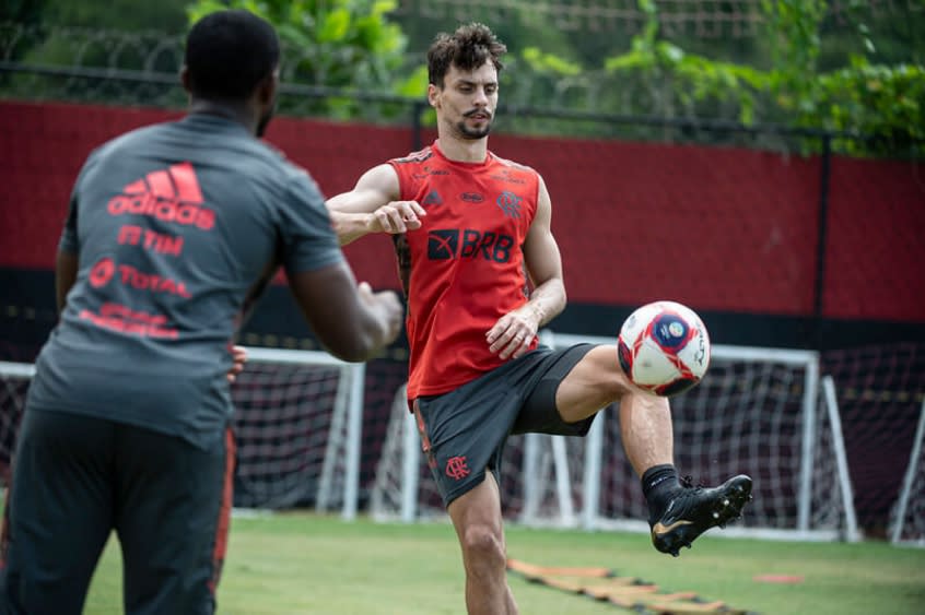 Em processo de recuperação, Rodrigo Caio realiza atividade à parte e com bola no CT do Flamengo
