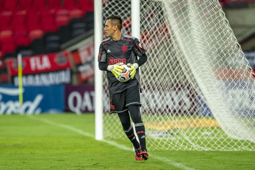 Diego Alves celebra retorno aos gramados