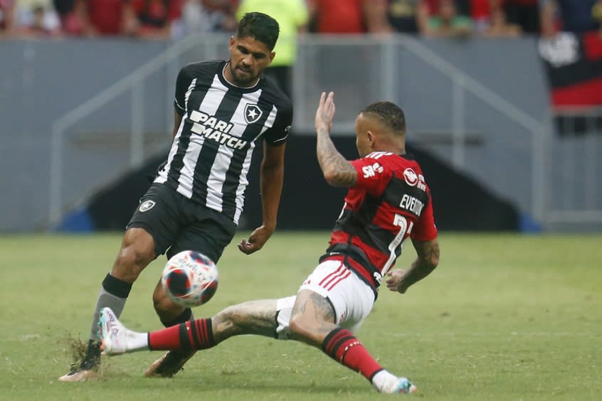 Jogadores do Flamengo serão julgados por confusão em clássico com Botafogo e podem ser desfalques