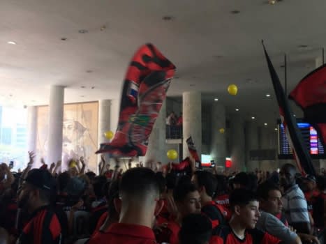 Torcida lota aeroporto e faz festa no embarque do Fla para o duelo decisivo contra o Palmeiras
