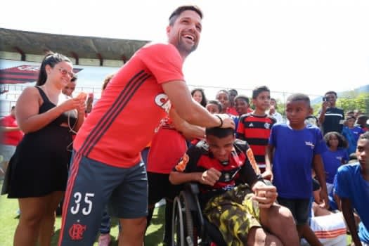 Diego faz a alegria da criançada do do Complexo do Lins na Gávea