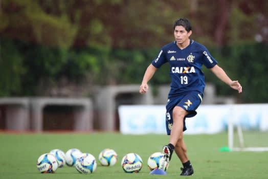 Conca bate bola com juniores, mas trio pode desfalcar o Flamengo