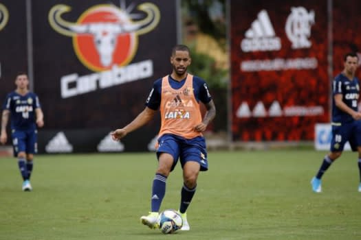 E agora? Rômulo está voltando, mas Márcio Araújo curte boa fase no Fla