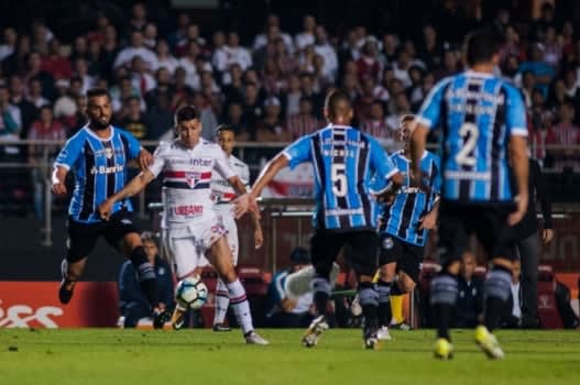 Grêmio se divide entre dever cumprido e frustração após jogos fora e mantém caça