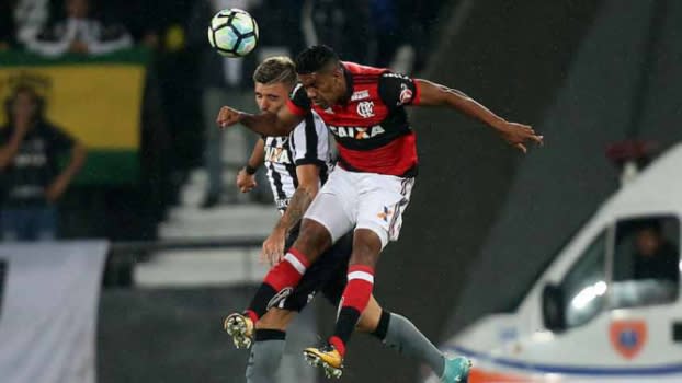 Berrío sofre entorse no tornozelo e será reavaliado no Flamengo