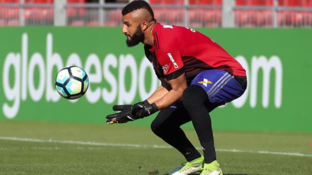 Empurrãozinho  Muralha é abraçado  pela torcida e grupo do Flamengo antes da final