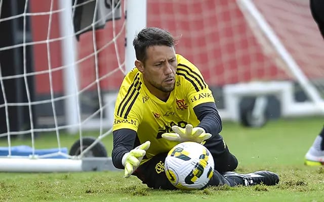 Diego Alves volta a treinar com elenco e deve ser relacionado para duelo com o Avaí