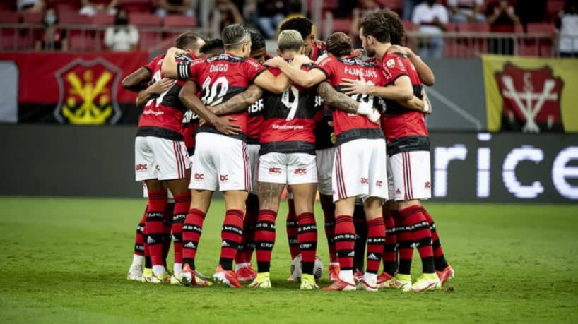 Jogador do Flamengo festeja 15 anos de casado com noite romântica em suíte de R 6 mil