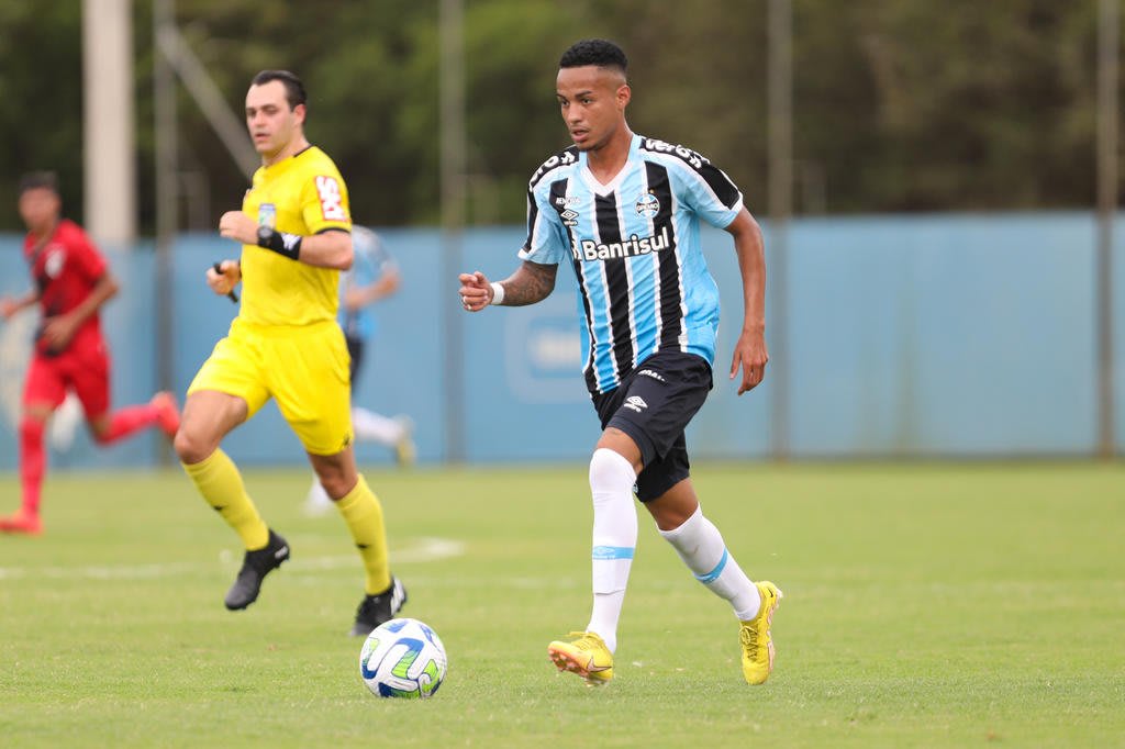 Promessa da base do Grêmio dificulta renovação e pode sair de graça ao fim do ano