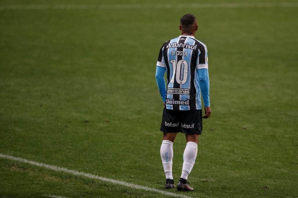 Desde de sua volta, Douglas Costa ficou mais da metade do tempo indisponível para jogar